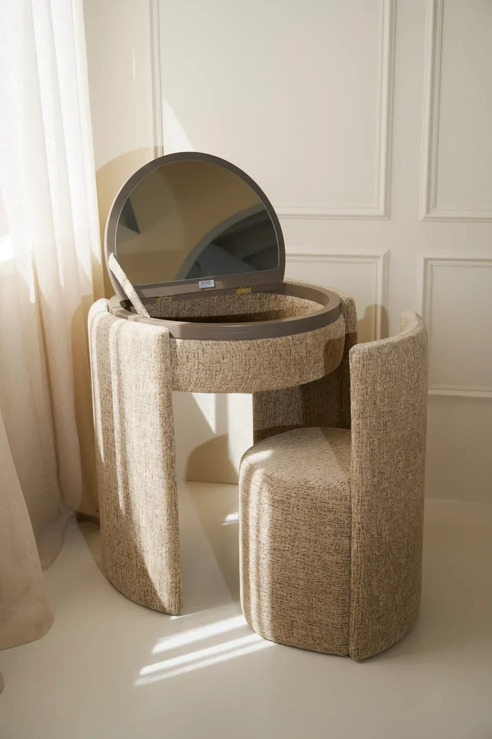 Noverta Vanity Table