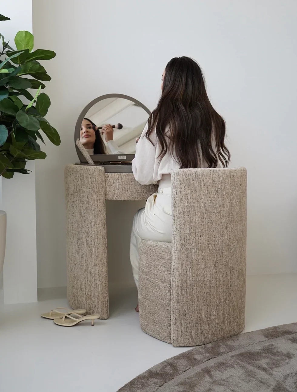 Noverta Vanity Table